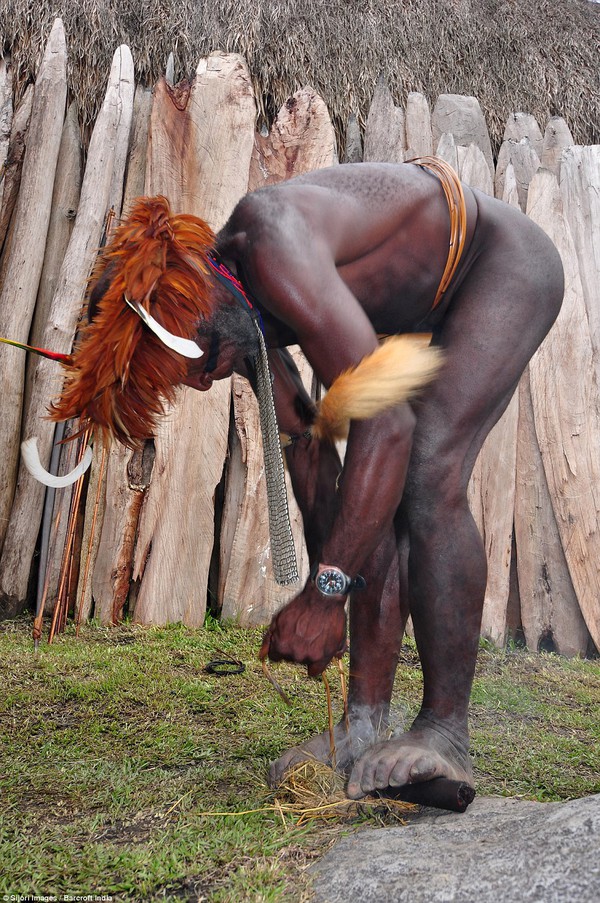 Lễ hội "đốt đá" độc đáo của bộ tộc khỏa thân ở Indonesia 17